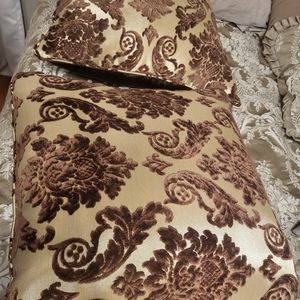 Elegant pillows